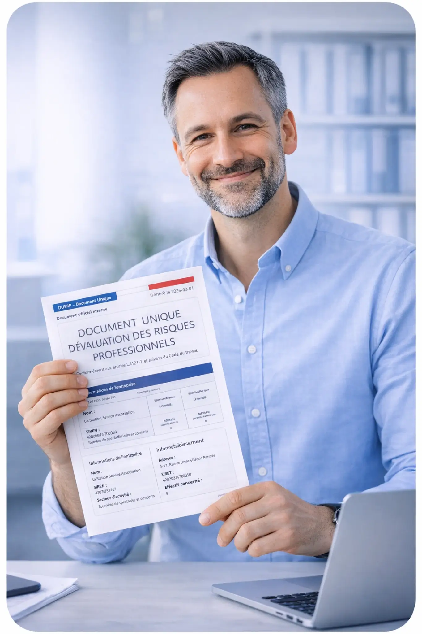 Dirigeant de PME tenant un DUERP imprimé finalisé